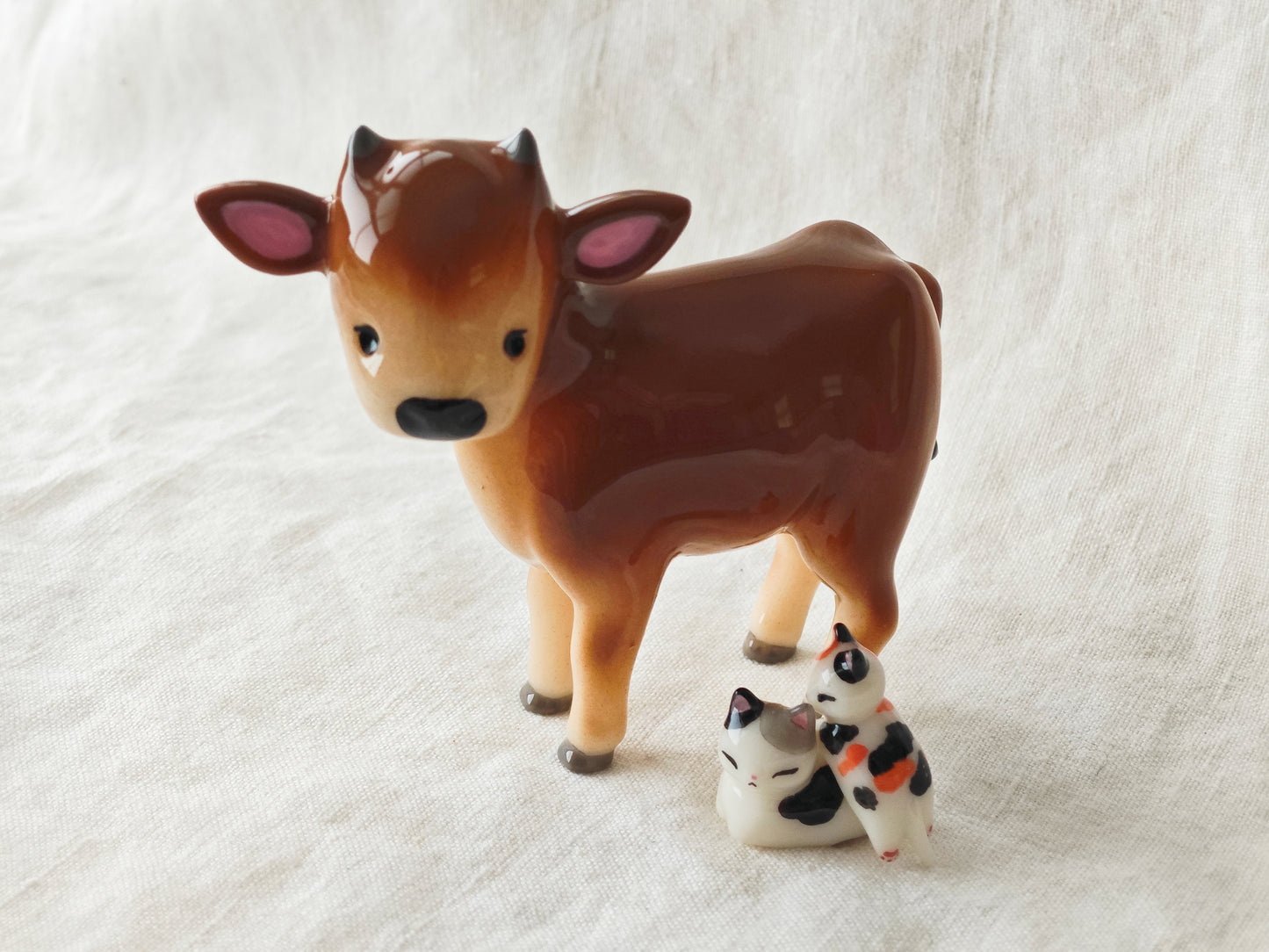 PRE-ORDER Jersey Cow with 2 Cats (MAGNETIC)