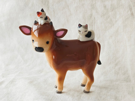 PRE-ORDER Jersey Cow with 2 Cats (MAGNETIC)