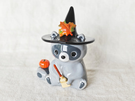 Witch Raccoon with Broom and Pumpkin (MAGNETIC)