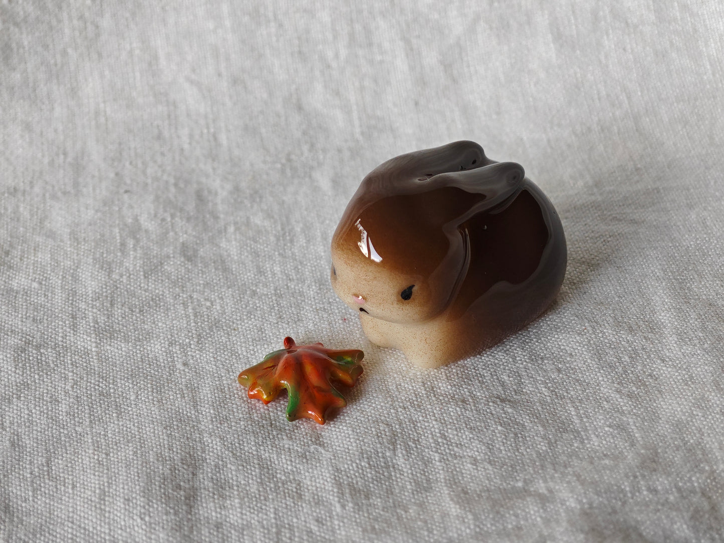 Loaf Bunny with Leaf (MAGNETIC)